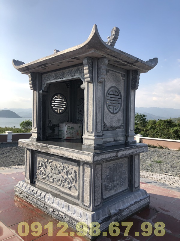 Cây hương miếu thờ đá đơn ngoài trời - Cây hương đá xanh đen Thanh Hóa tại Phan Thiết Ninh Thuận có kích thước đế rộng 176x127cm, tổng chiều cao 130cm