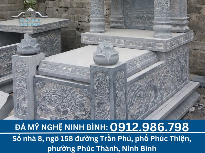 Phần thân mộ được chạm khắc hoa văn rồng uyển chuyển, biểu tượng cho sức mạnh, sự che chở và phúc khí dồi dào. Với thiết kế hai tầng mái cong nhẹ nhàng, phần đỉnh mộ nổi bật với hoa văn lửa cuộn uốn lượn