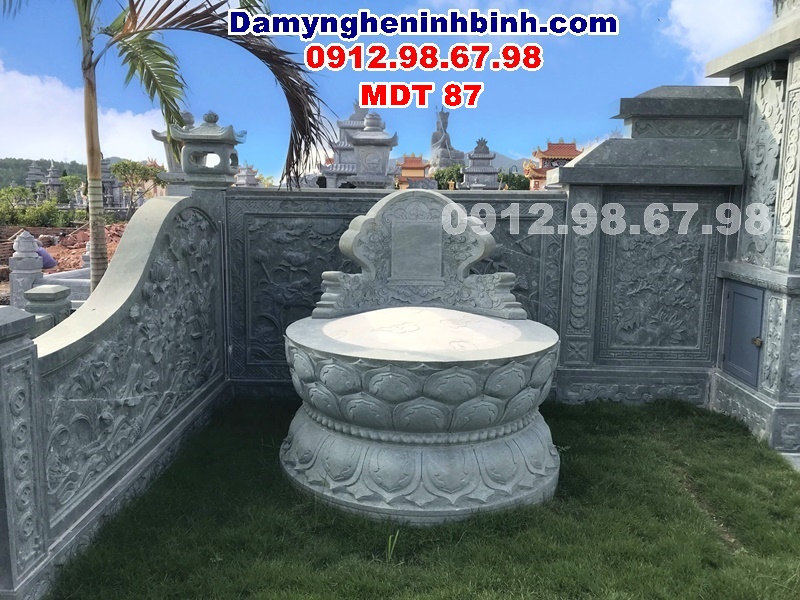 Lăng mộ đá xanh rêu nguyên khối tại Uông Bí Quảng Ninh