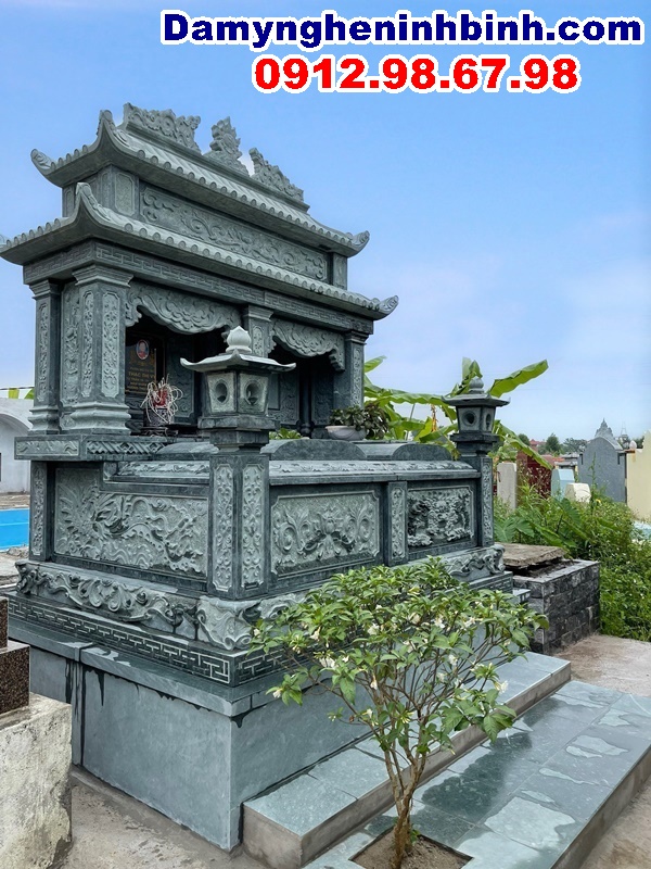 Mộ đôi đá xanh rêu tại Hà Nội
